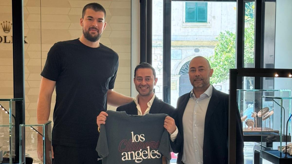 Una star Nba nel centro di Sassari a fare shopping