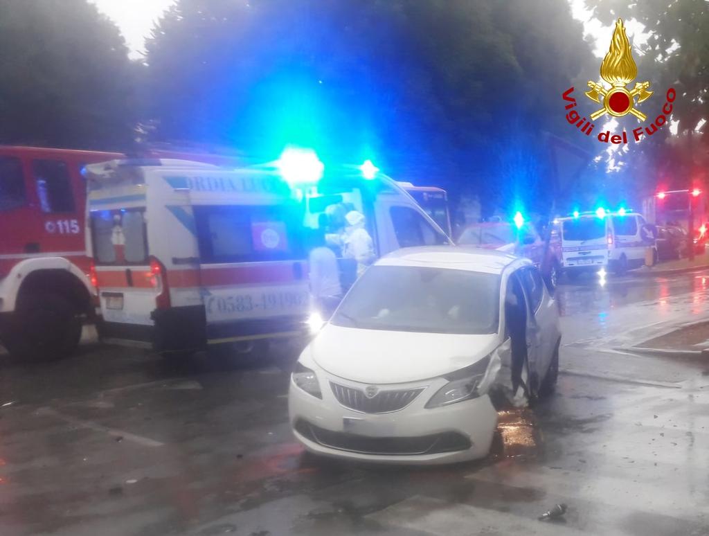 Scontro tra due auto, uno dei mezzi prende fuoco
