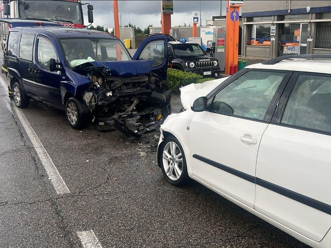 Scontro frontale a Comacchio, tre feriti
