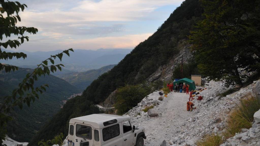 Allarme per un gruppo di escursionisti speleo rimasti nella Grotta dell’Abisso