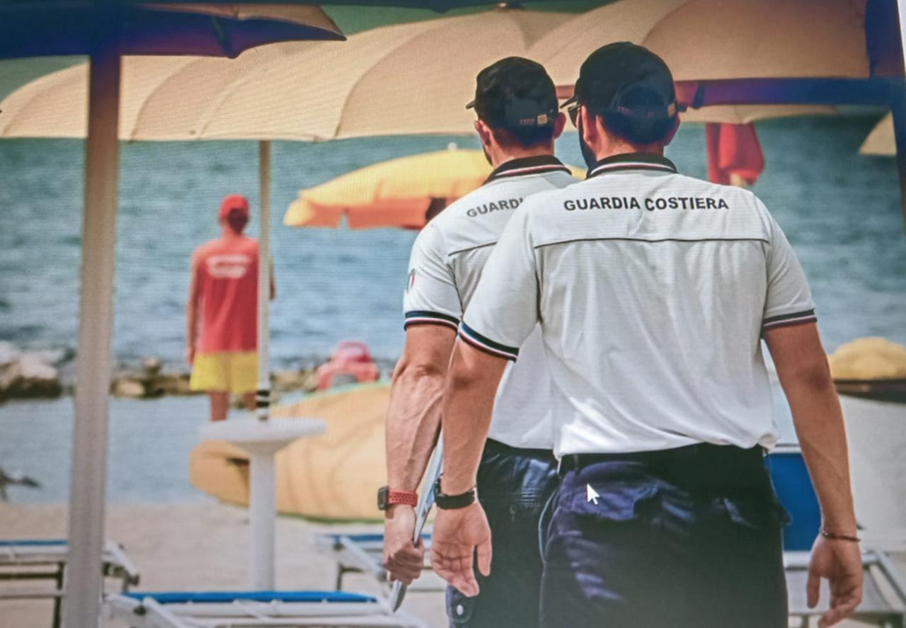 Non avevano il brevetto per usare il defibrillatore: multati quattro bagnini