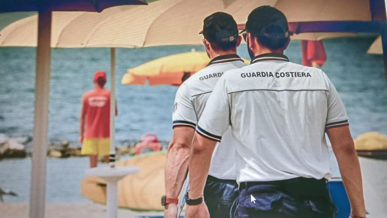 Non avevano il brevetto per usare il defibrillatore: multati quattro bagnini