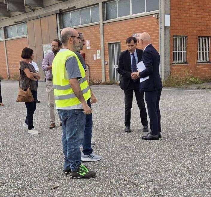 
	A destra l'onorevole Zucconi mentre saluta uno degli ispettori del ministero

