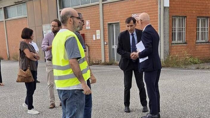 A destra l'onorevole Zucconi mentre saluta uno degli ispettori del ministero