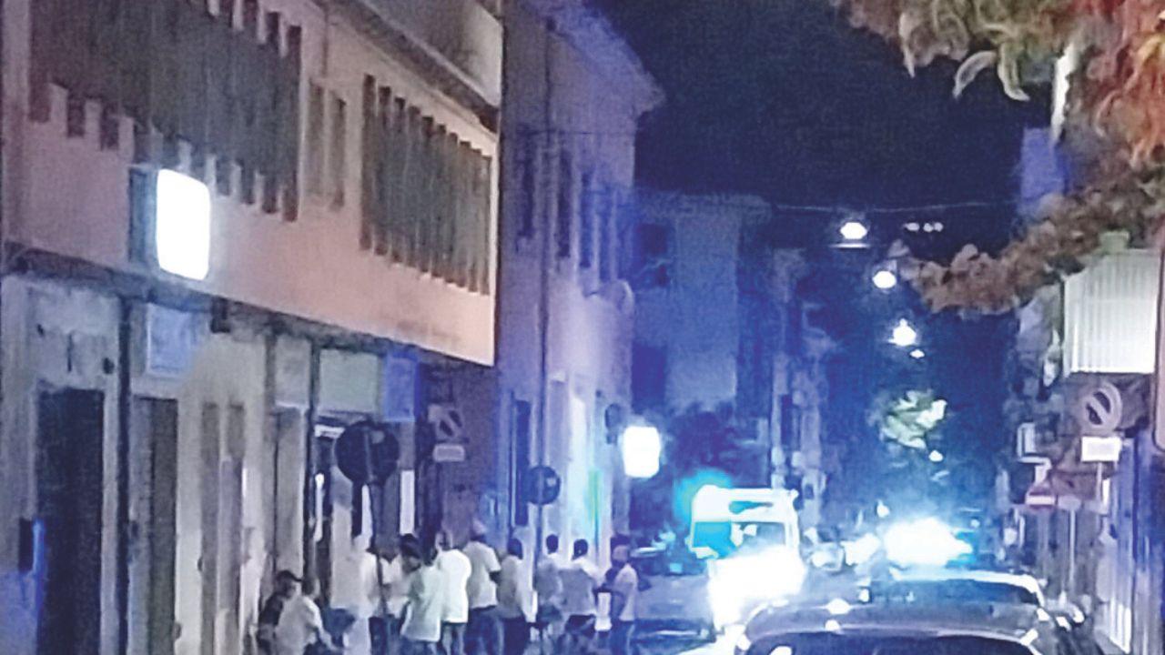 Un gruppo di persone e l'ambulanza in via Garibaldi