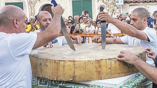 A Loculi presentato il pecorino più grande del mondo: forma-record di 598,5 chili