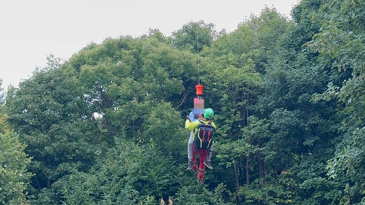 Scout cade da due metri di altezza, soccorso in elicottero