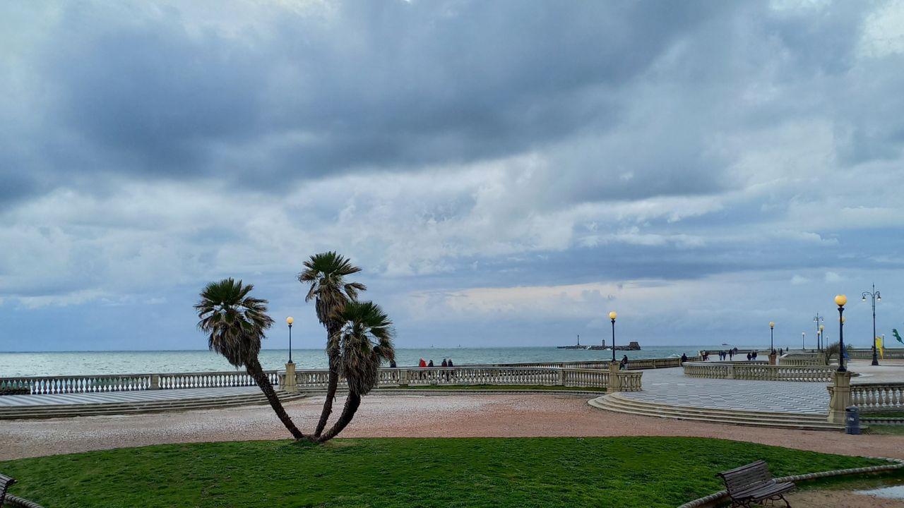Livorno e il tetto di nubi sopra la Terrazza. Grazie a Gloria Costa Spigliati