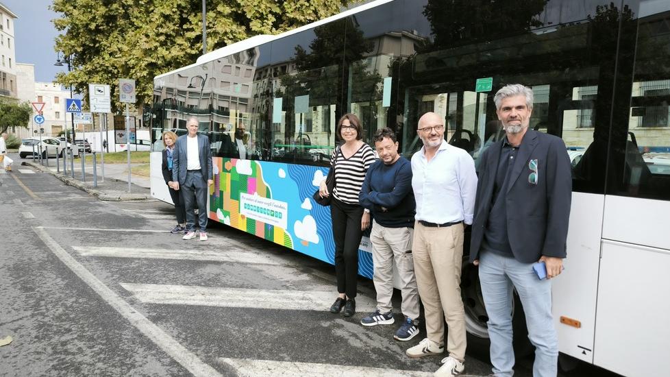 Estate in bus, a Livorno le linee notturne e per il mare. L’assessora: «Raddoppiato il numero di abbonati»<br type="_moz" />