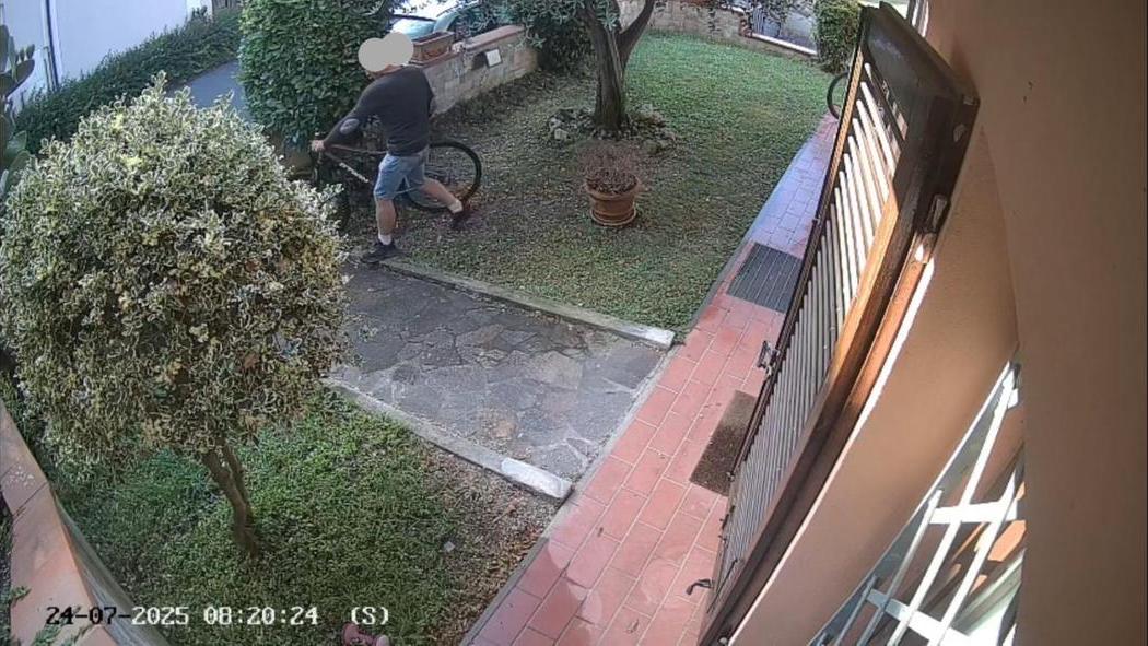 Lucca, furto di bici visto in diretta sul cellulare: arrestato