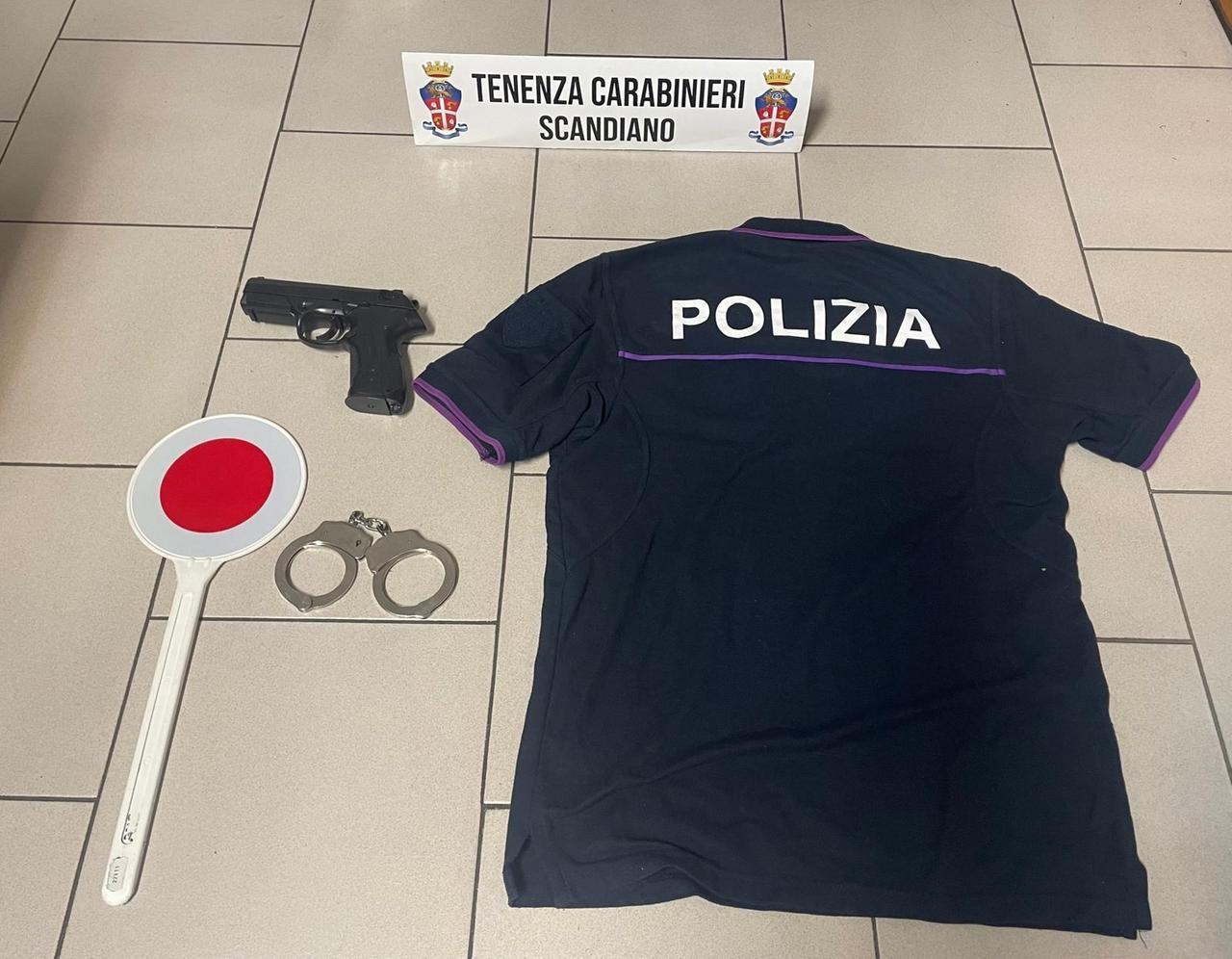 In giro con manette alla cinta, paletta e pistola ad aria compressa: denunciato 19enne. A casa aveva una maglietta della Polizia