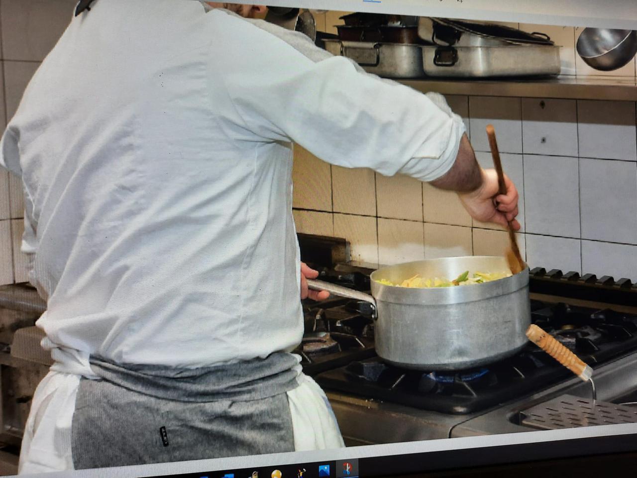 
	Un cuoco al lavoro

