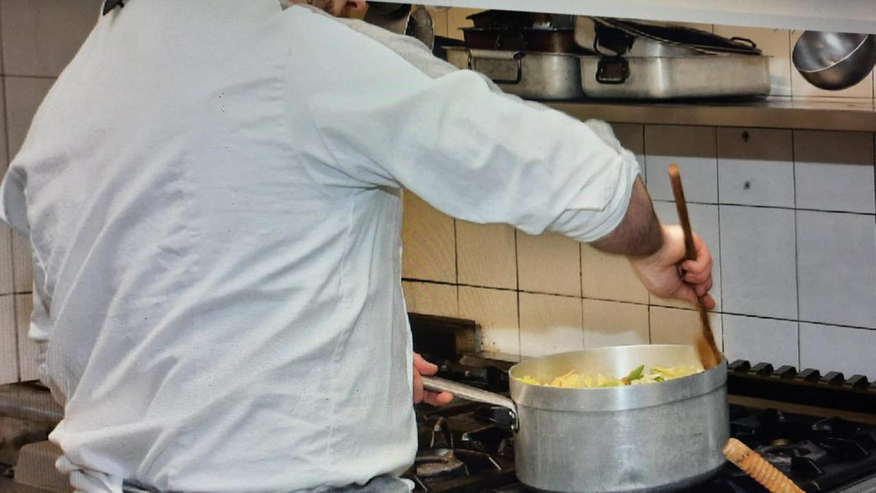 Un cuoco al lavoro