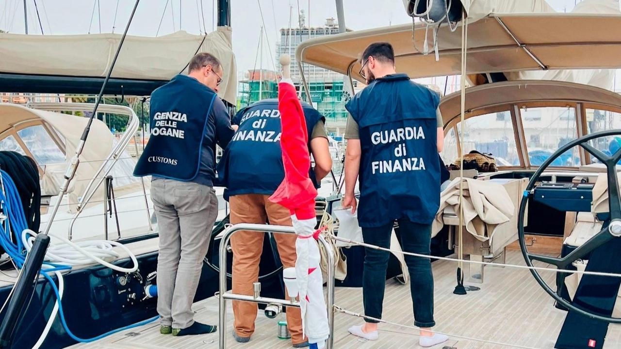 Lo yacht di lusso non poteva stare al porto: sotto sequestro e multa da 200mila euro