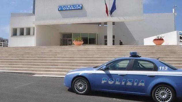 Sorpreso da un poliziotto mentre rovista dentro un’auto: arrestato un uomo