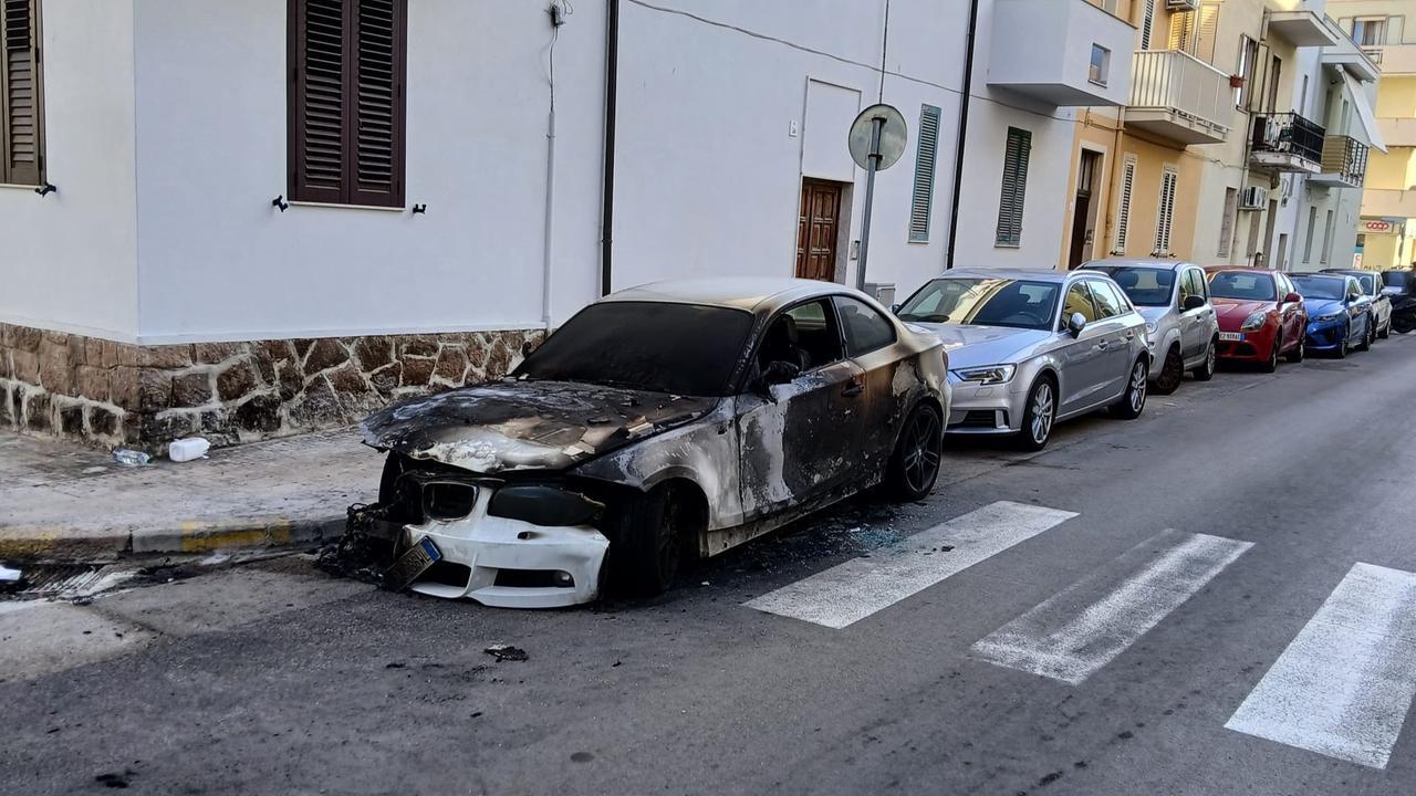 Alghero, paura in via Asfodelo per una Bmw avvolta dalle fiamme