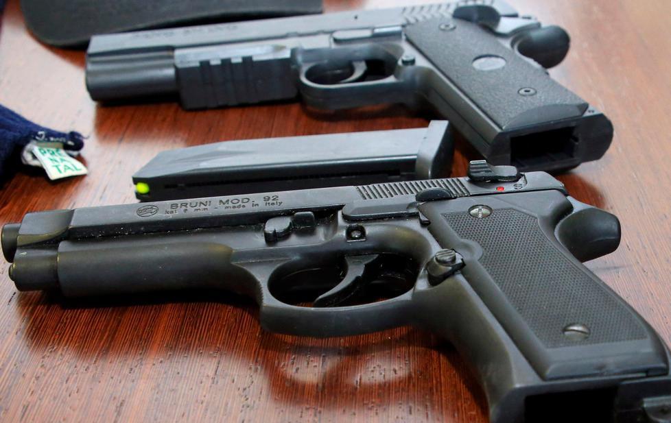 Botte alla compagna, querela ritirata ma a lui viene tolto il porto d’armi