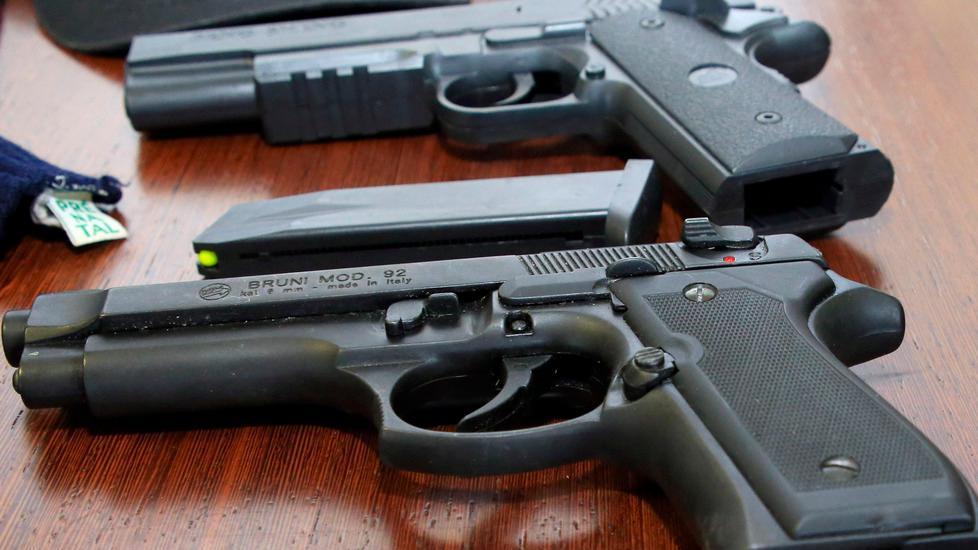 Botte alla compagna, querela ritirata ma a lui viene tolto il porto d’armi