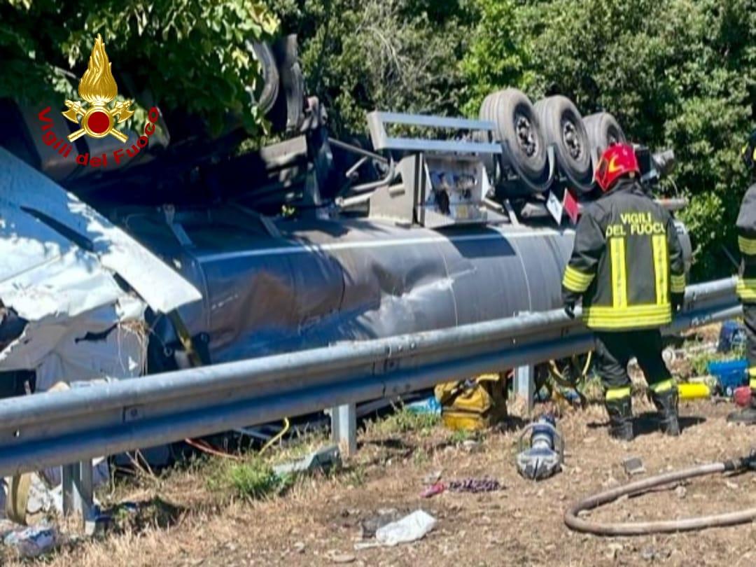 
	L'autocisterna ribaltata

