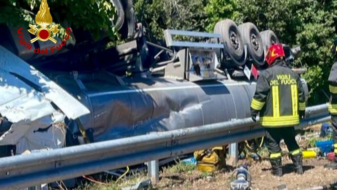 L'autocisterna ribaltata