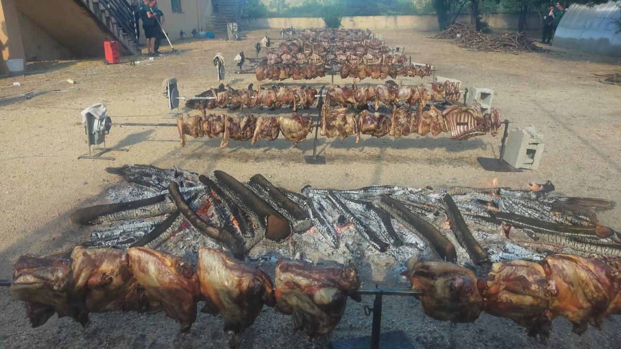 A San Vito va in scena la sagra della capra: 700 chili di carne allo spiedo andati a ruba con “is pratziras”