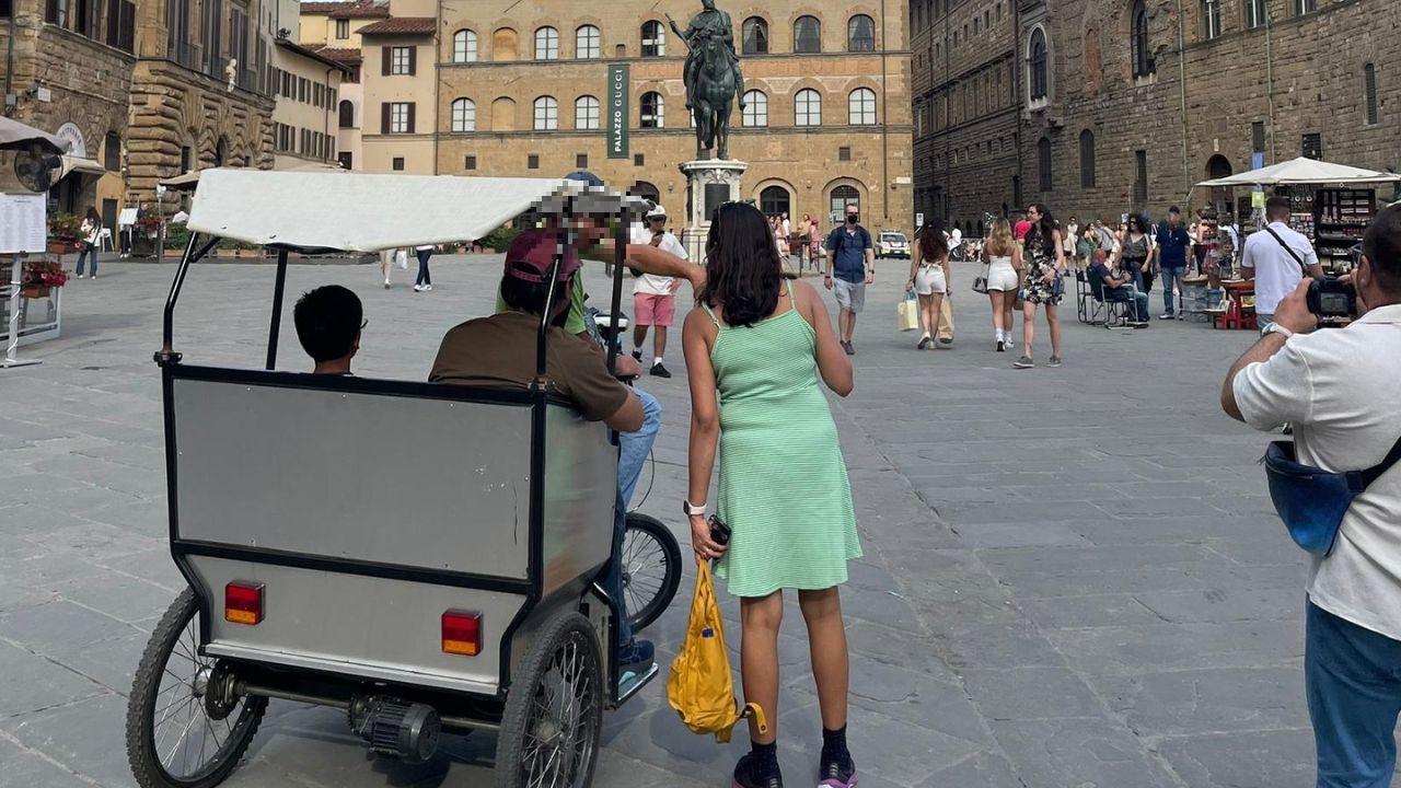 Un risciò in piazza della Signoria (foto d'archivio)