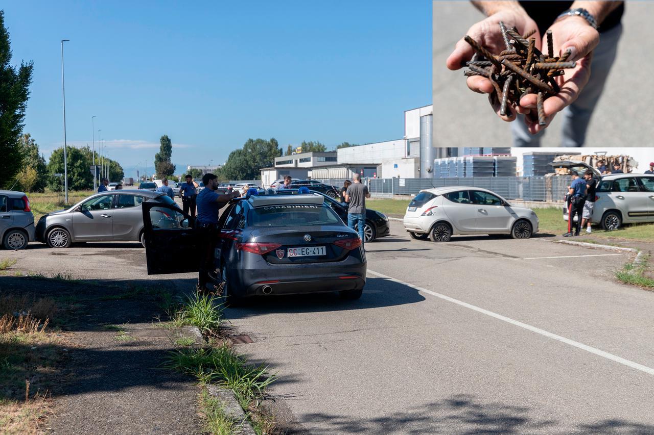 
	I carabinieri davanti ad auto rubate usate dai ladri e un dettaglio dei chiodi messi in strada per agevolare la fuga

