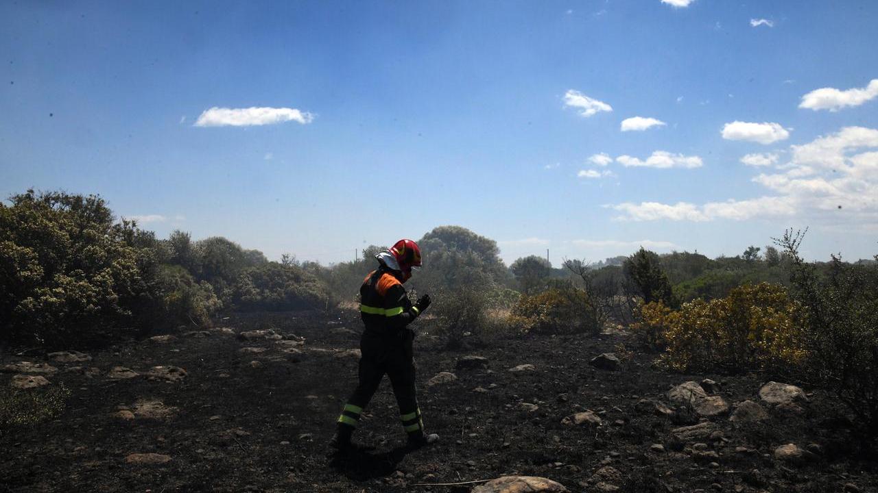 Riparte il fuoco a Sos Alinos: di nuovo in azione canadair e elicotteri