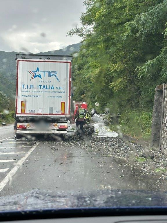 Borgo a Mozzano, auto prende un cordolo e si ribalta dopo il “volo” sul terrapieno: conducente ferito – Video