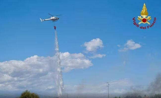 Catania, incendio vicino all’aeroporto: voli sospesi per due ore