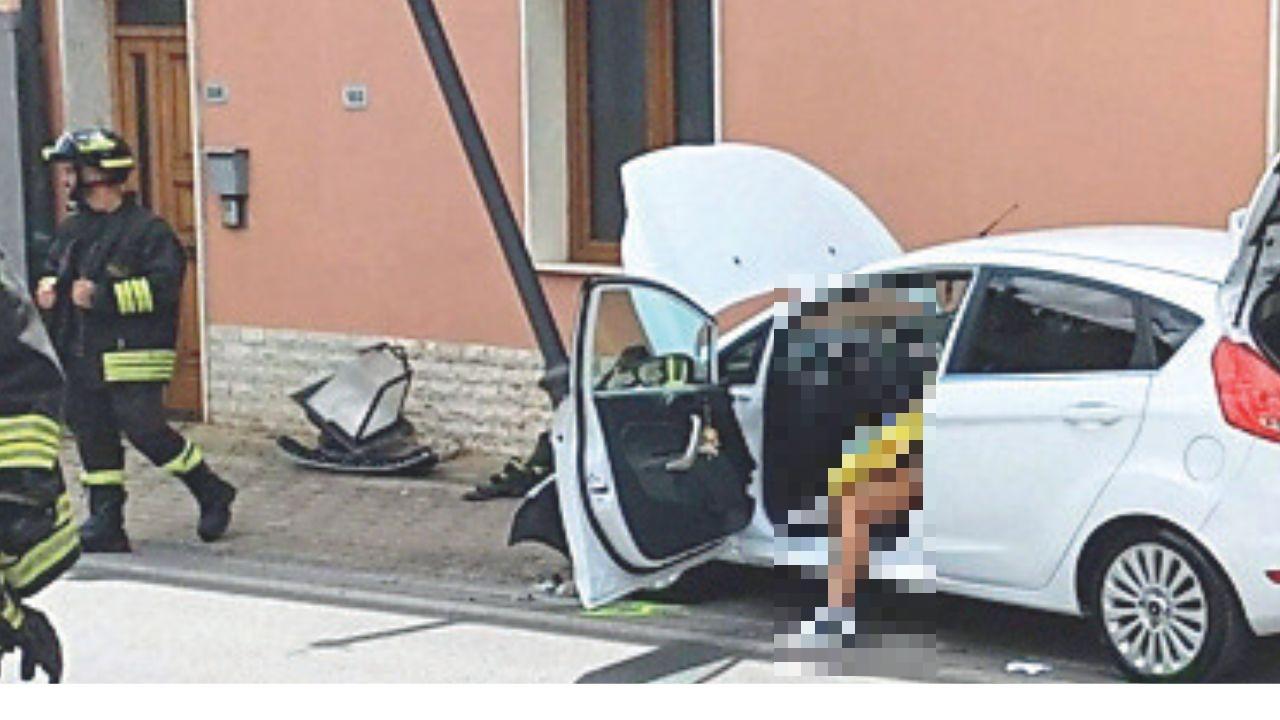 L'auto finita contro il palo