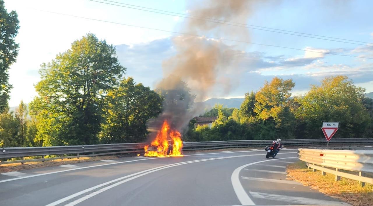 Autostrada A11, auto a fuoco all’uscita di Altopascio