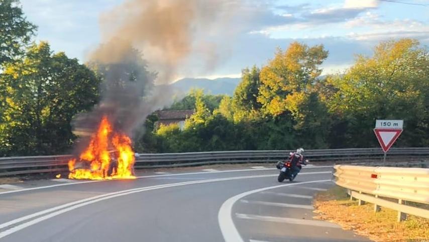 Autostrada A11, auto a fuoco all’uscita di Altopascio