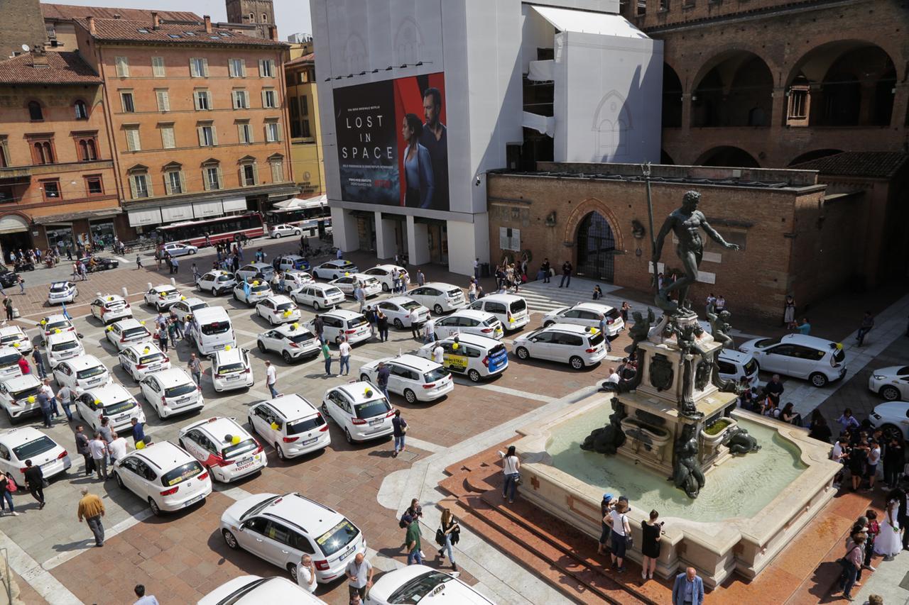 «Io disabile lasciata a piedi dai taxi in aeroporto». La disavventura di una ferrarese