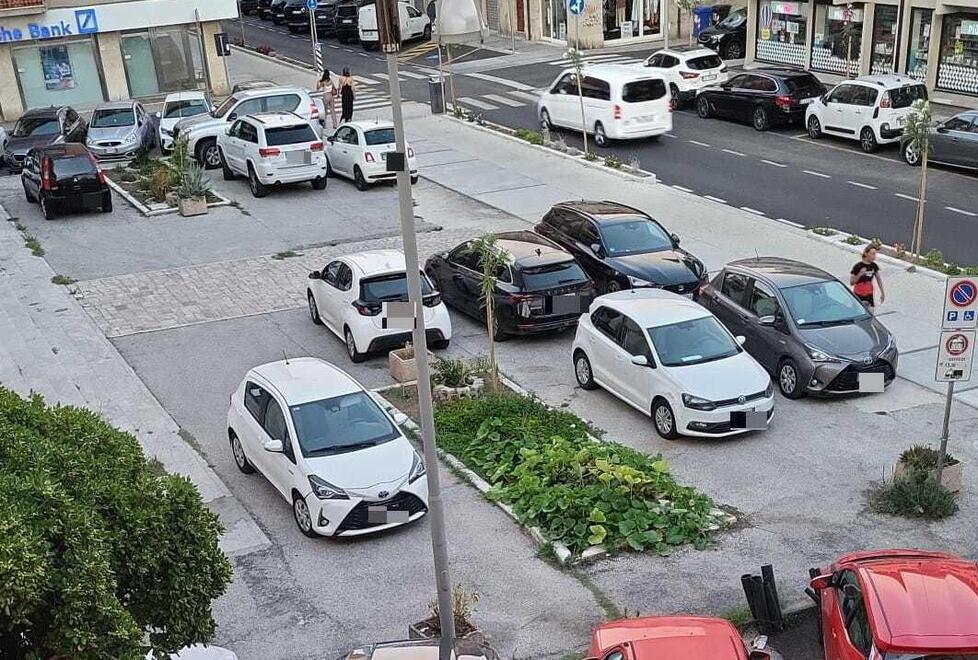 
	Le auto sul sagrato

