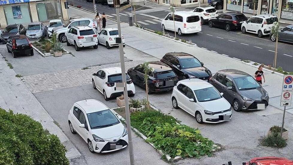 Le auto sul sagrato