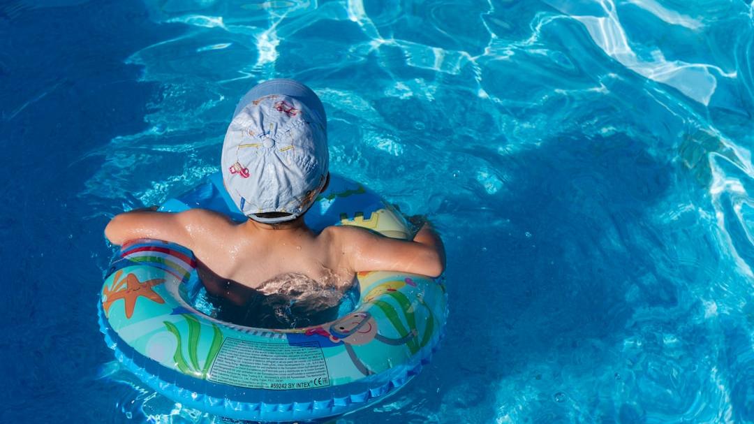 Troppi bimbi annegati in piscina: nuove regole e multe fino a 6.000 euro