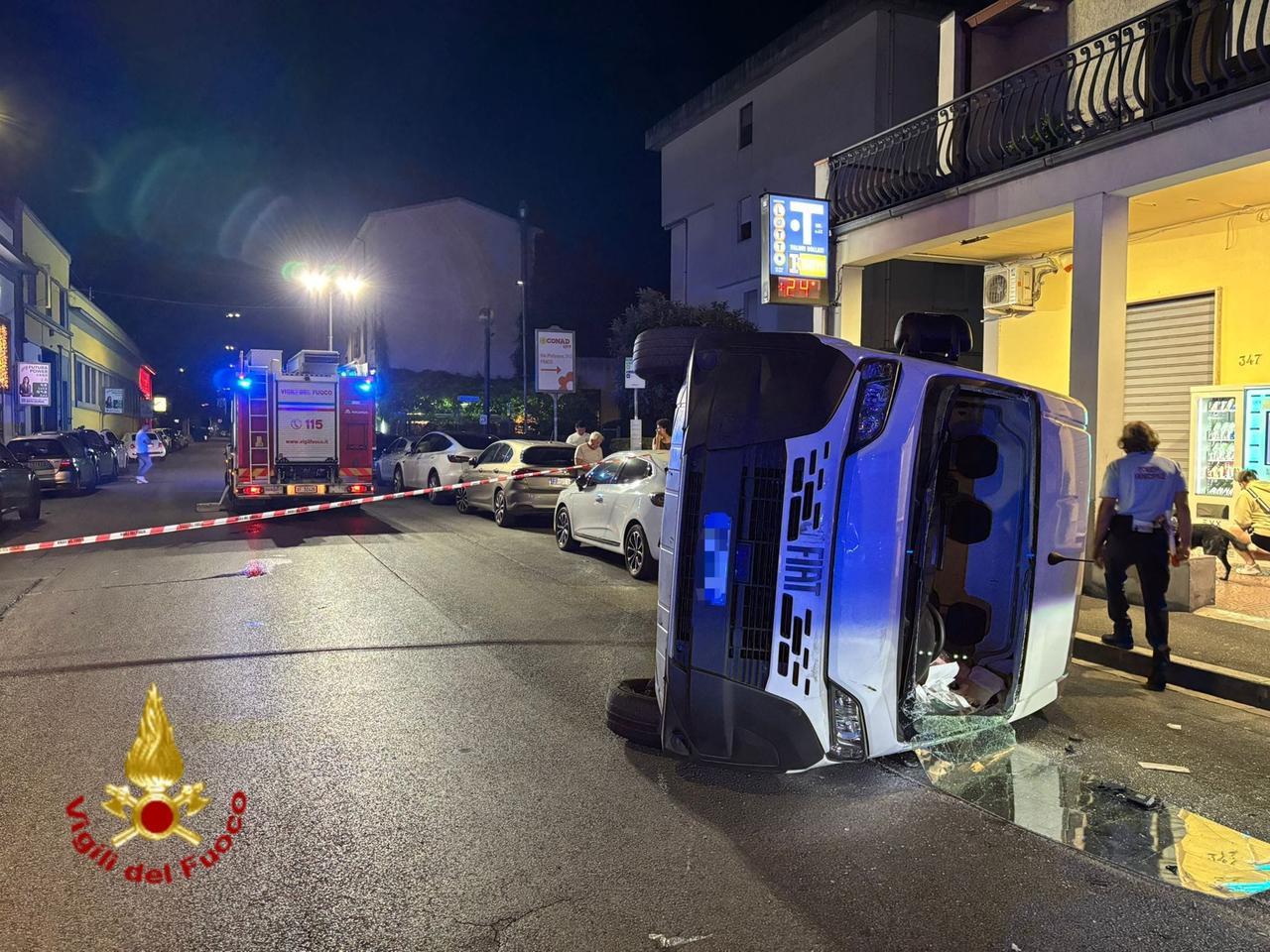 Prato, auto e furgone si scontrano all’incrocio e si ribaltano