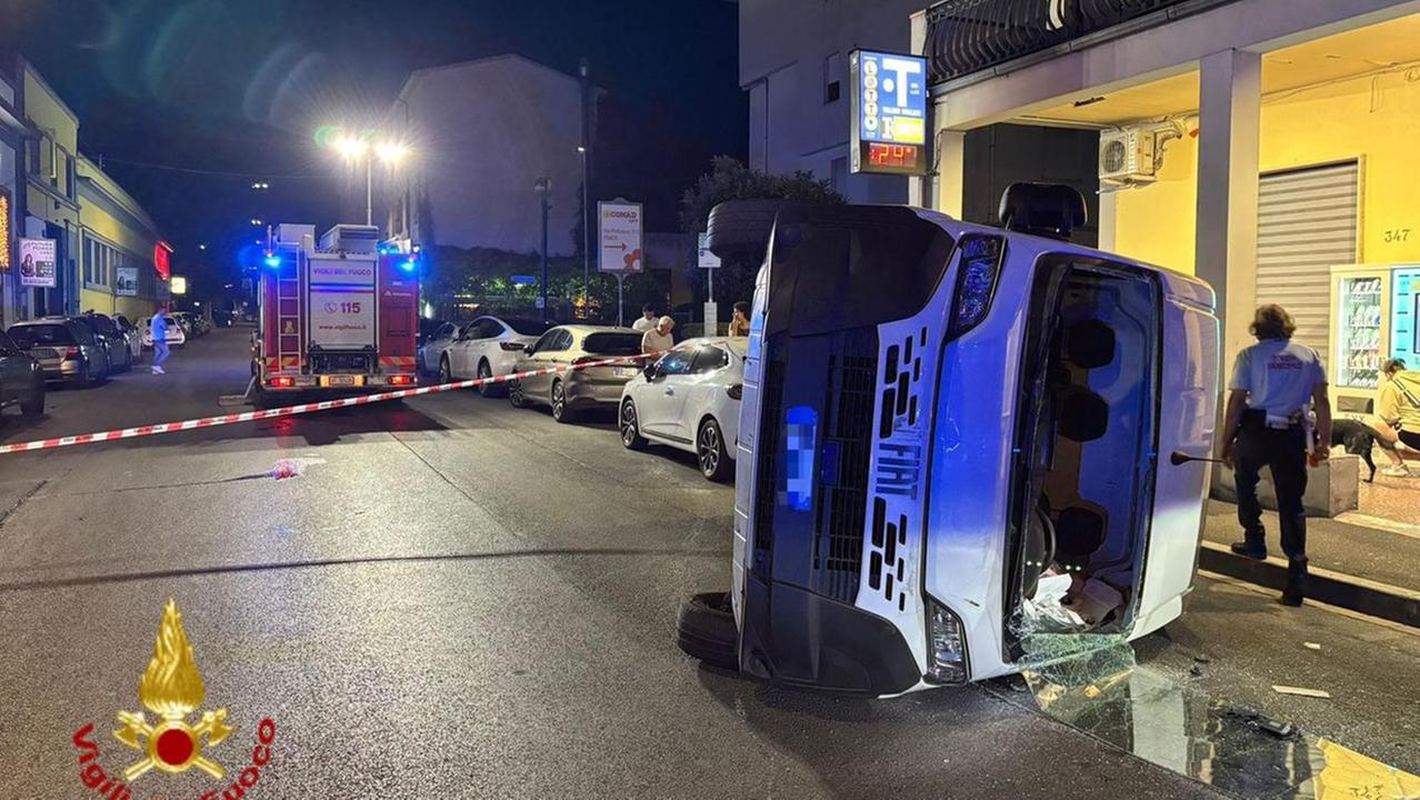 Prato, auto e furgone si scontrano all’incrocio e si ribaltano