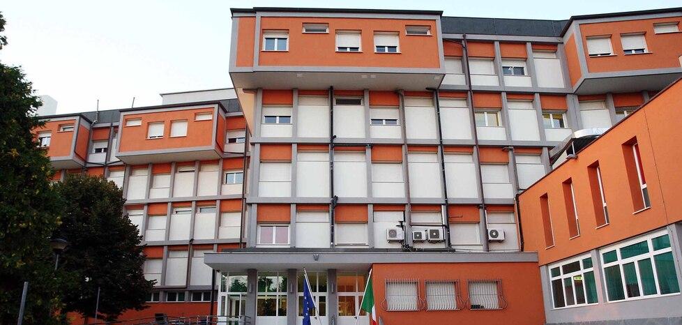 Morto davanti al San Camillo di Comacchio: il caso finisce in Regione