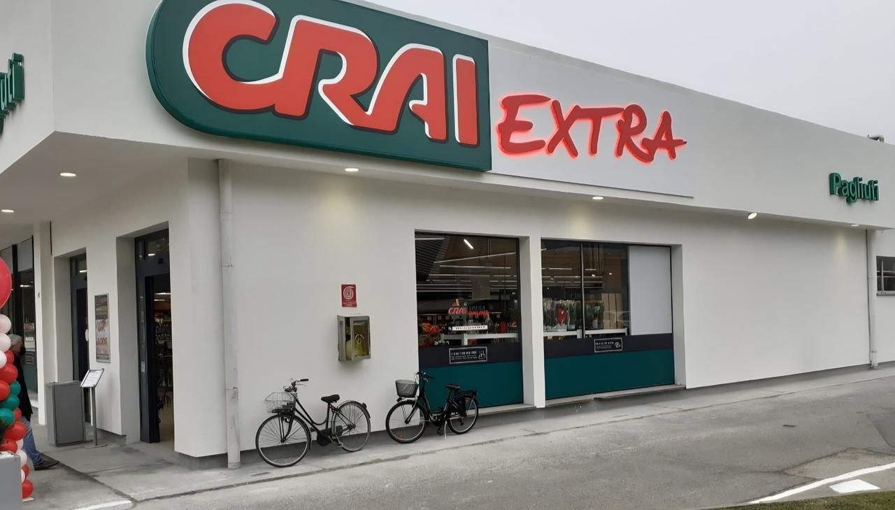 Sfondano la vetrata del supermercato Crai per rubare la cassaforte: caccia a quattro persone