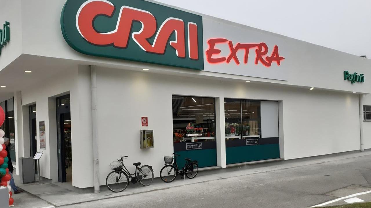 Sfondano la vetrata del supermercato Crai per rubare la cassaforte: caccia a quattro persone