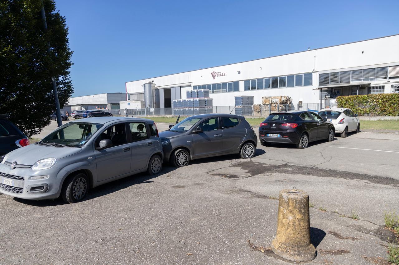 Quindici auto rubate per blindare l’assalto al magazzino dei profumi. Due prese a Reggio Emilia