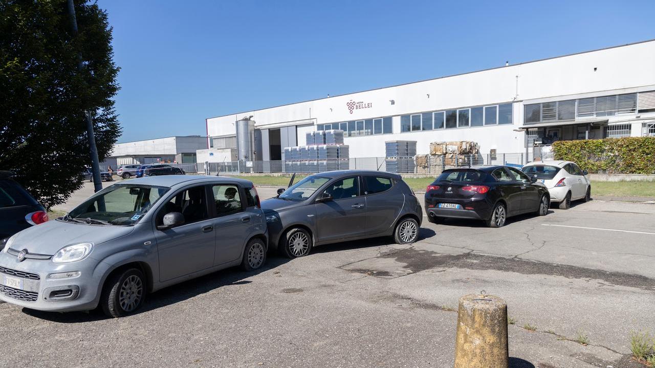 Quindici auto rubate per blindare l’assalto al magazzino dei profumi. Due prese a Reggio Emilia