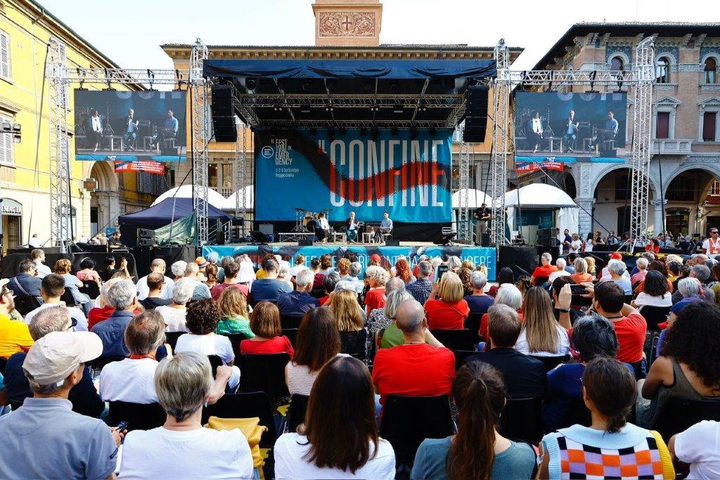 Torna a Reggio Emilia il Festival di Emergency. Tra gli ospiti Gianrico Carofiglio, Sabina Guzzanti, Stefano Nazzi