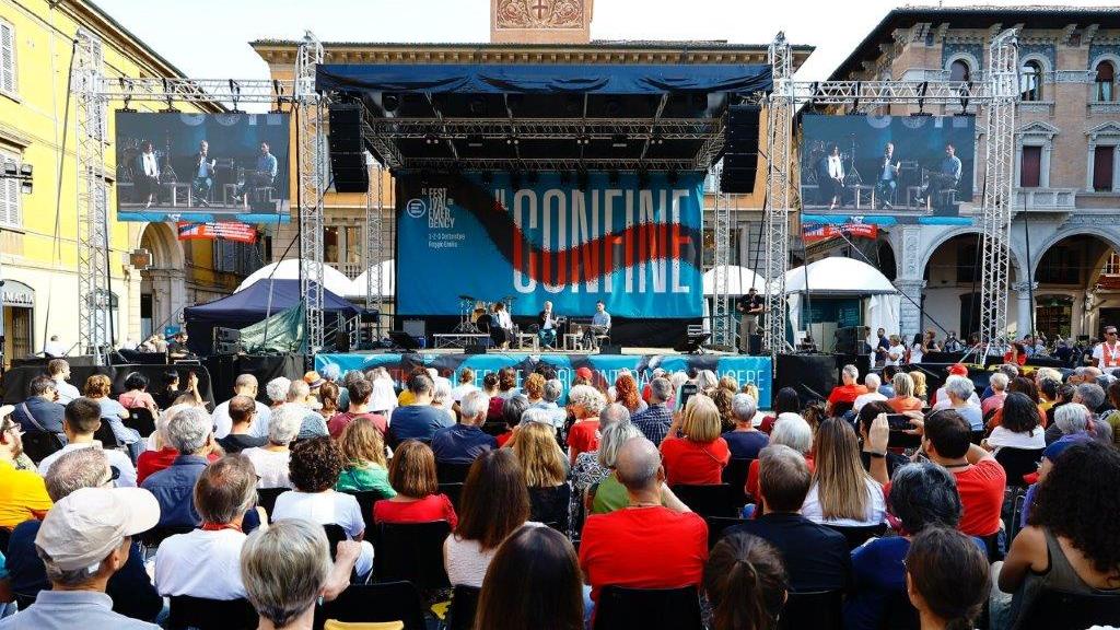 Torna a Reggio Emilia il Festival di Emergency. Tra gli ospiti Gianrico Carofiglio, Sabina Guzzanti, Stefano Nazzi