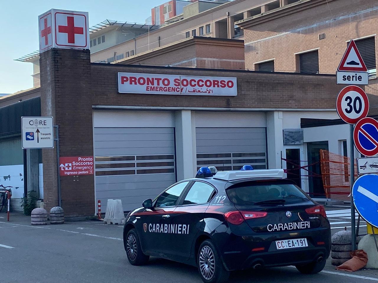 Operaio rimane con il braccio incastrato sotto una pressa