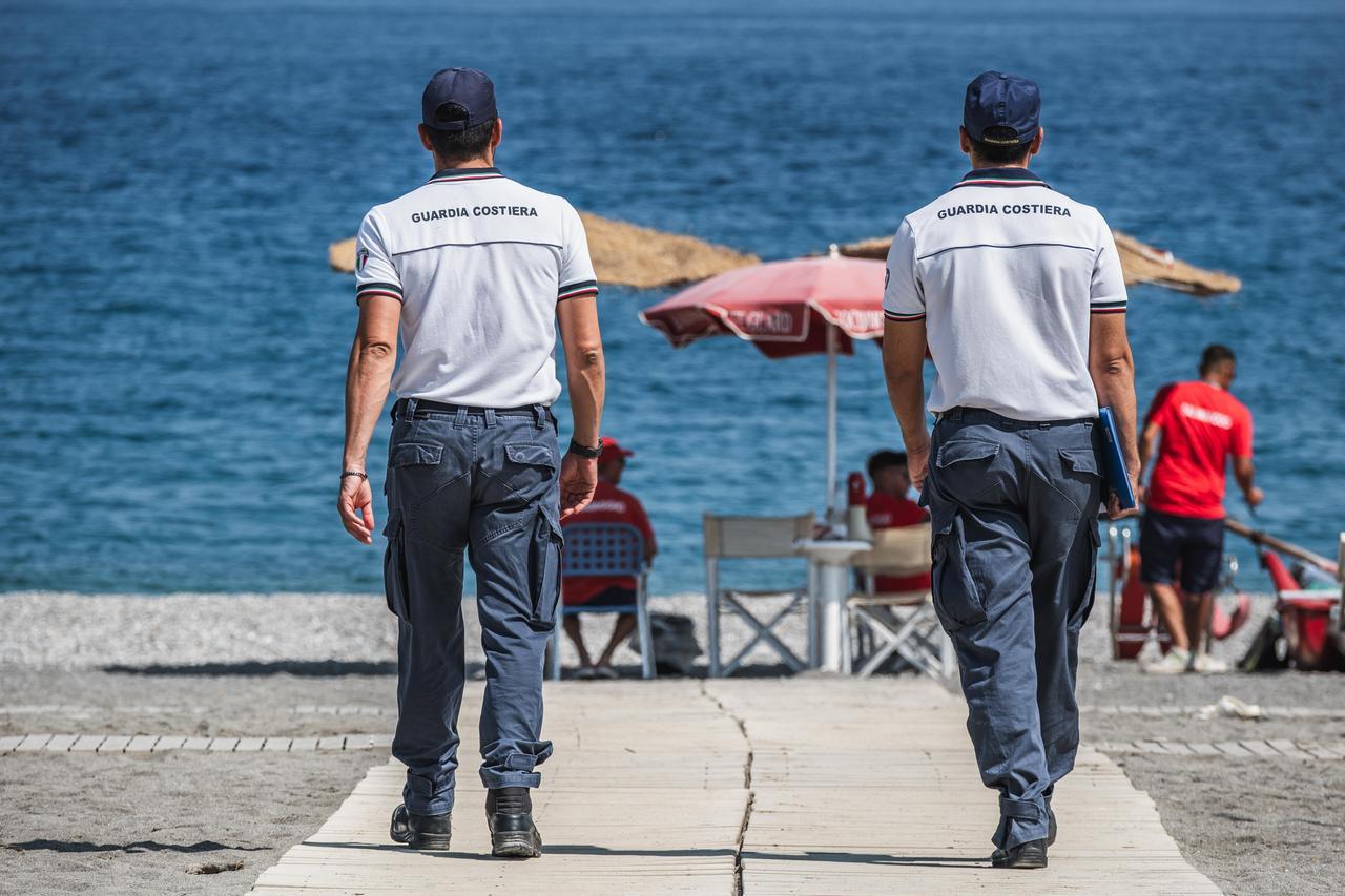 Guardia costiera, lotta a ombrellone selvaggio: liberati 800 metri quadrati di spiaggia