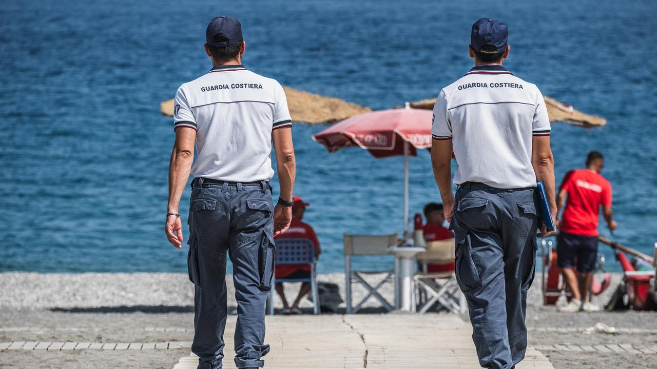 Guardia costiera, lotta a ombrellone selvaggio: liberati 800 metri quadrati di spiaggia