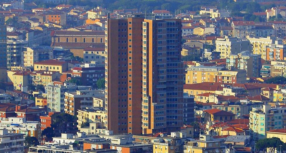 Livorno, bidoni della spazzatura sotto la finestra: condomina risarcita con 60mila euro